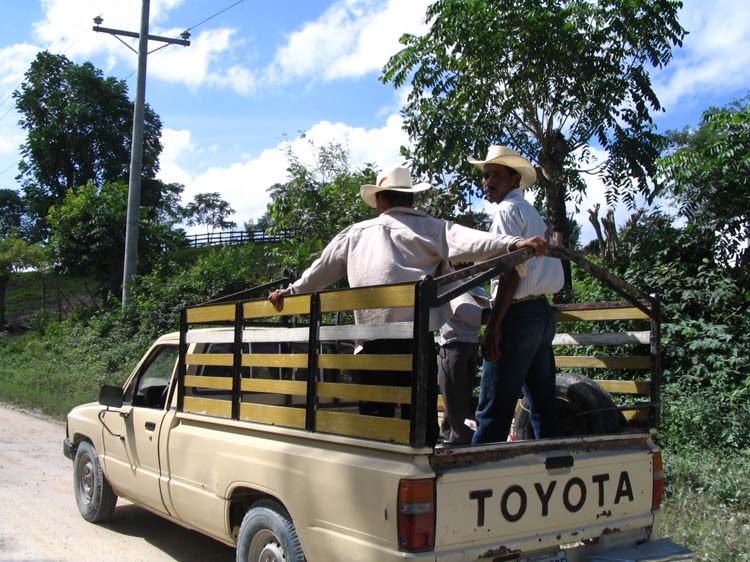 flores-12-border-truck