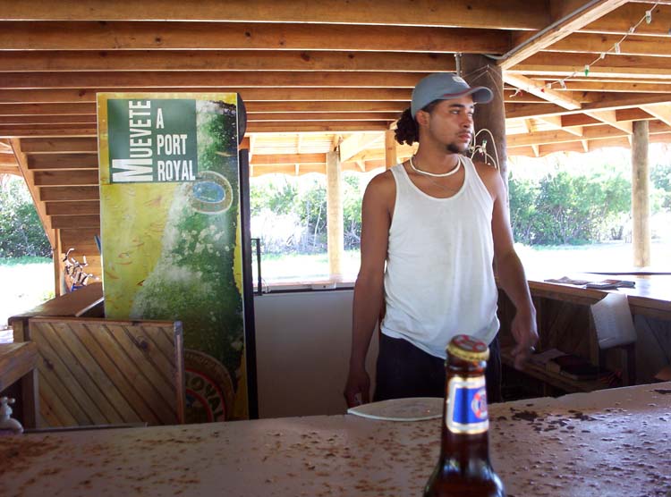 utila-11-beach-bar